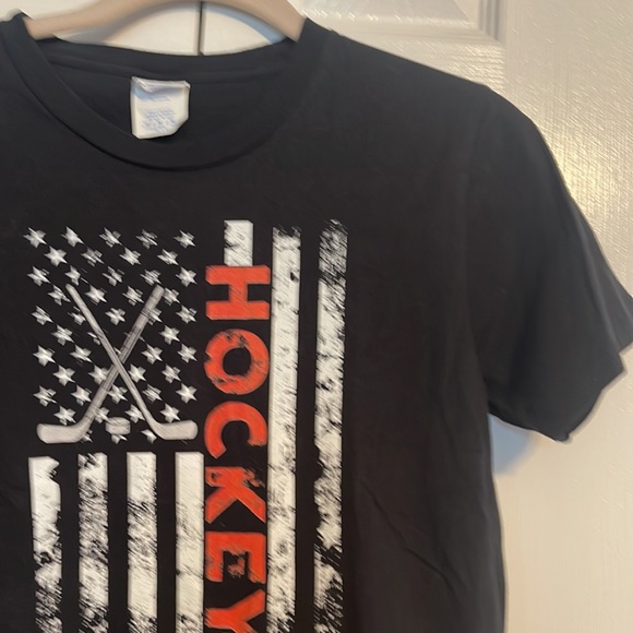 Port & Company Hockey short sleeve shirt with flag NWOT size medium - Picture 5 of 7